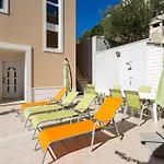 Lägenhet In Mit Grosser Terrasse By Interhome Dugi Rat