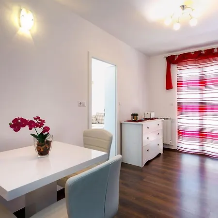 Apartman In Mit Grosser Terrasse By Interhome Dugi Rat