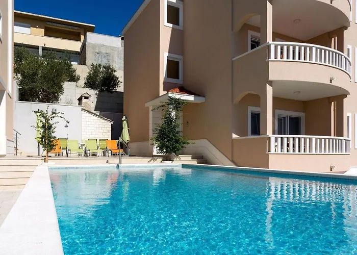 In Mit Grosser Terrasse By Interhome Apartman